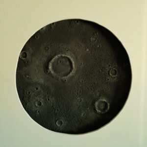 Kézzel készült holdfelszín ihlette 3D fal gyerekszobába – egyedi falburkolat Szegeden