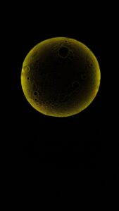 Kézzel formált kráteres textúrájú faldekoráció gyerekszobába – természetes szürke árnyalatokkal