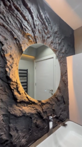 Lávakő sziklafal fürdőszobában, nappali TV-falon, bárpult oldalán vagy hotel wellness térben – karakteres, sötét tónusú, kézzel formált kőhatás otthoni és vendéglátó környezetben Budapest és Balaton környéke.