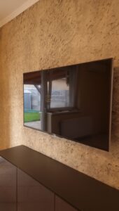 Lemezes szikla mintázat nappali TV-falán, előszobában, étterem vagy irodai belső térben – modern, kézzel formált kőhatás otthoni és üzleti környezetben.