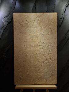 Prémium kőhatású dekorfelület éttermi faldekorációként – természetes mészkő textúrával kialakítva