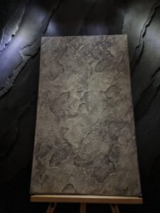 Foltos mészkő mintázatú kézzel formált kőhatású fal nappaliba – természetes dekoráció Budán.