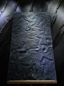 Pala hatású falfelület wellness térbe – természetes textúrával kialakított megoldás Balaton környékén.