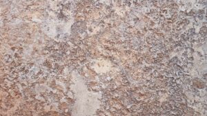 Tufa textúrájú dekorfelület borászat belső falán – természetes hatás Szekszárdon.