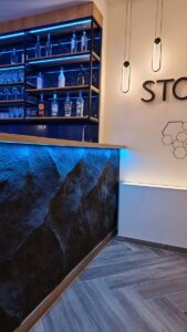 Kézzel készített 3D csúcsos sziklafal - sziklahatású fal étteremben vagy nappaliba – természetes kőhatású dekoráció Budapesten