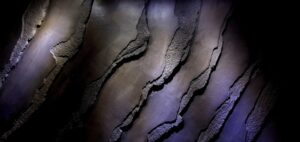 Lemezes palakő sziklafal nappali falán, előszobában, éttermi vagy irodai belső térben – elegáns, kézzel formált kőhatás otthoni és üzleti környezetben.