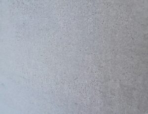 Modern betonhatású fal közelről – egyedi felület finom textúrával, exkluzív terekbe, budai vagy balatoni lakásokba.