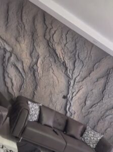 Kézzel formált lávakő sziklafal – karakteres, sötét tónusú kőhatás modern enteriőrökhöz.