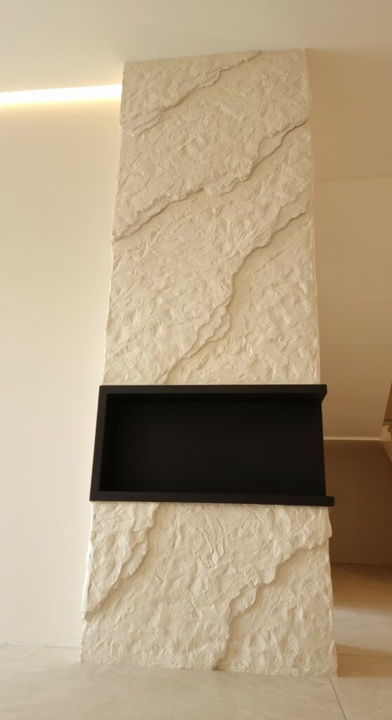 3D töredezett pala sziklafal bézs színben – modern kandalló mögötti falburkolat nappaliba, prémium lakótérbe vagy elegáns szállodai enteriőrbe, kézzel formált kivitelben