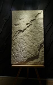 Dekoratív 3D réteges sziklafal világos bézs színben – elegáns falburkolat szépségszalonba, bemutatóterembe vagy prémium fogorvosi rendelőbe. Természetes hatású kőfal, sziklafal készítés és egyedi helyszíni kivitelezés.