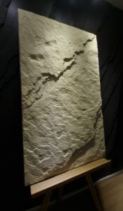 Bézs színű 3D sziklafal – karakteres faldekoráció hálószobába vagy lépcsőfeljáró falra. Természetes kőhatású falburkolat, kézzel készített sziklafal kivitelezéssel exkluzív lakóterekbe.