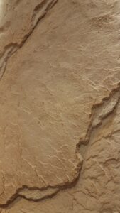 3D sziklafal bézs-barna színkombinációval – dekoratív megoldás hálószobába, lépcsőfeljáró falára vagy privát gardrób mellé. Természetes hatású beltéri falburkolat helyszíni kivitelezéssel.