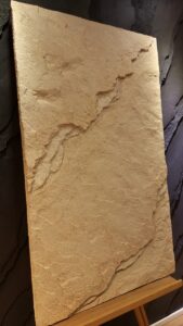 3D réteges sziklafal bézs színben – különleges faldekoráció hotel lounge-ba, étterem falra vagy wellness térbe. Természetes kőfal hatás sziklafal készítéssel és egyedi kivitelezéssel, prémium minőségben.