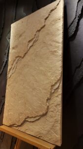 Természetes hatású 3D réteges sziklafal bézs alappal – kültéri teraszra, medence mellé vagy belső udvar falára. Tartós falburkolat sziklafal készítéssel és dekoratív kialakítással.