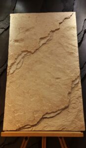 Természetes hatású 3D réteges sziklafal bézs alappal – kültéri teraszra, medence mellé vagy belső udvar falára. Tartós falburkolat sziklafal készítéssel és dekoratív kialakítással.