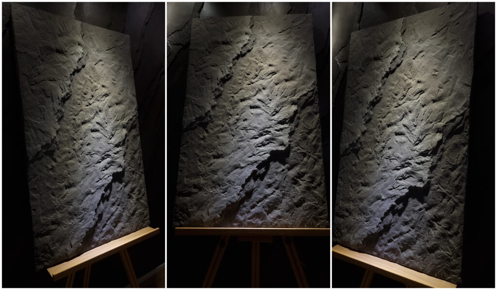3D töredezett pala sziklafal antracit színben – bemutatótábla több szögből megvilágítva, kézzel formált mintafelület modern belső terekhez, kandallófalhoz, homlokzatra vagy exkluzív TV-falhoz