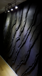 Lemezes palakő szikla dekorációs fal -kőfal -sziklahatású dekorfal- nappaliban.