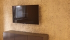 3D lemezes szikla,- kőhatású fal nappaliban, TV-falhoz kialakítva – természetes textúra, modern enteriőrben. Kivitelezés: CreArt Walldesign, Budapest