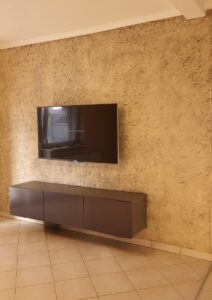 3D lemezes szikla,- kőhatású fal nappaliban, TV-falhoz kialakítva – természetes textúra, modern enteriőrben. Kivitelezés: CreArt Walldesign, Budapest