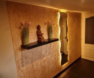 Lemezes sziklafal az előszoba, élőtér falán – természetes, rusztikus kőhatás kézzel formált felülettel.