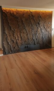 Vulkanikus sziklafalból kialakított TV fal egy hangulatos, sötét tónusú belső térben Budapesten és környékén