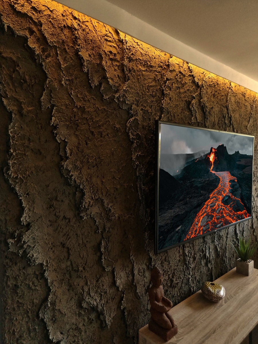 Vulkanikus kőhatású, kézzel készített sziklafal minimalista stílusú médiafal részeként