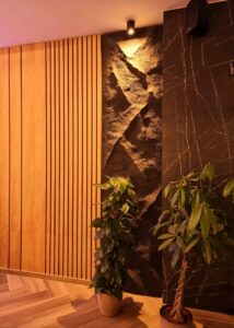 Csúcsos hegyes sziklafal étterem, nappali, előszoba vagy hotel lobby falán – kézzel formált, egyedi kőhatás otthoni és üzleti terekben.