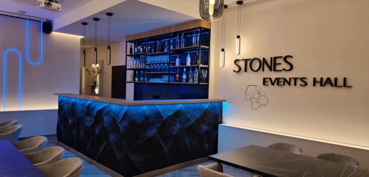 Kézzel formált sziklafal bárpulton – egyedi kőhatású dekorációs fal LED világítással, modern enteriőrben, Stones Events Hall referencia