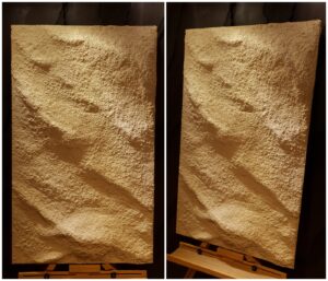 Kézzel formált 3D domborzatos sziklafal minta tábla két nézetből – finoman rétegzett, természetes textúrájú világos felület nappali Tv - média falhoz, hálószobába, fürdőszobába vagy előszobába ajánlva – prémium belsőépítészeti kivitelezésekhez