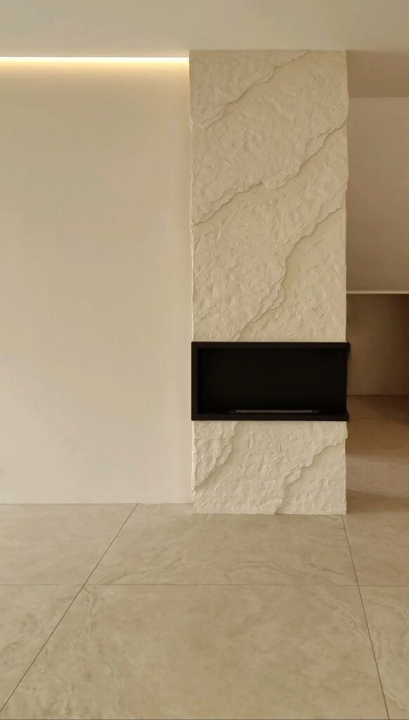 Kézzel formált 3D töredezett pala sziklafal modern kandallón – bézs színű beltéri falburkolat nappaliba, design lakásba, irodai várótérbe vagy elegáns üzleti térbe