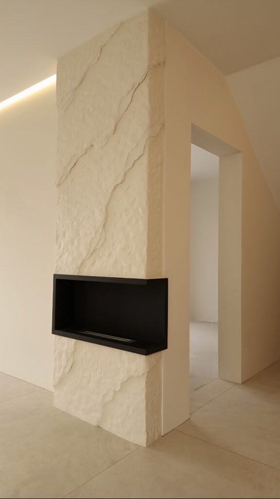 Előtte-utána fotó: gipszkarton kandalló burkolása kézzel formált 3D bézs sziklafallal. Modern belsőépítészeti megoldások, luxus faldekoráció kivitelezése Budapesten és vonzáskörzetében.