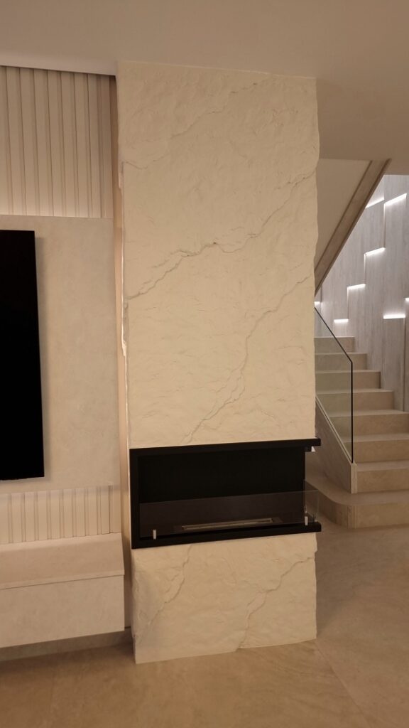 Kézzel formált 3D töredezett pala sziklafal modern kandallón – bézs színű beltéri falburkolat nappaliba, design lakásba, irodai váróterembe vagy elegáns üzleti térbe